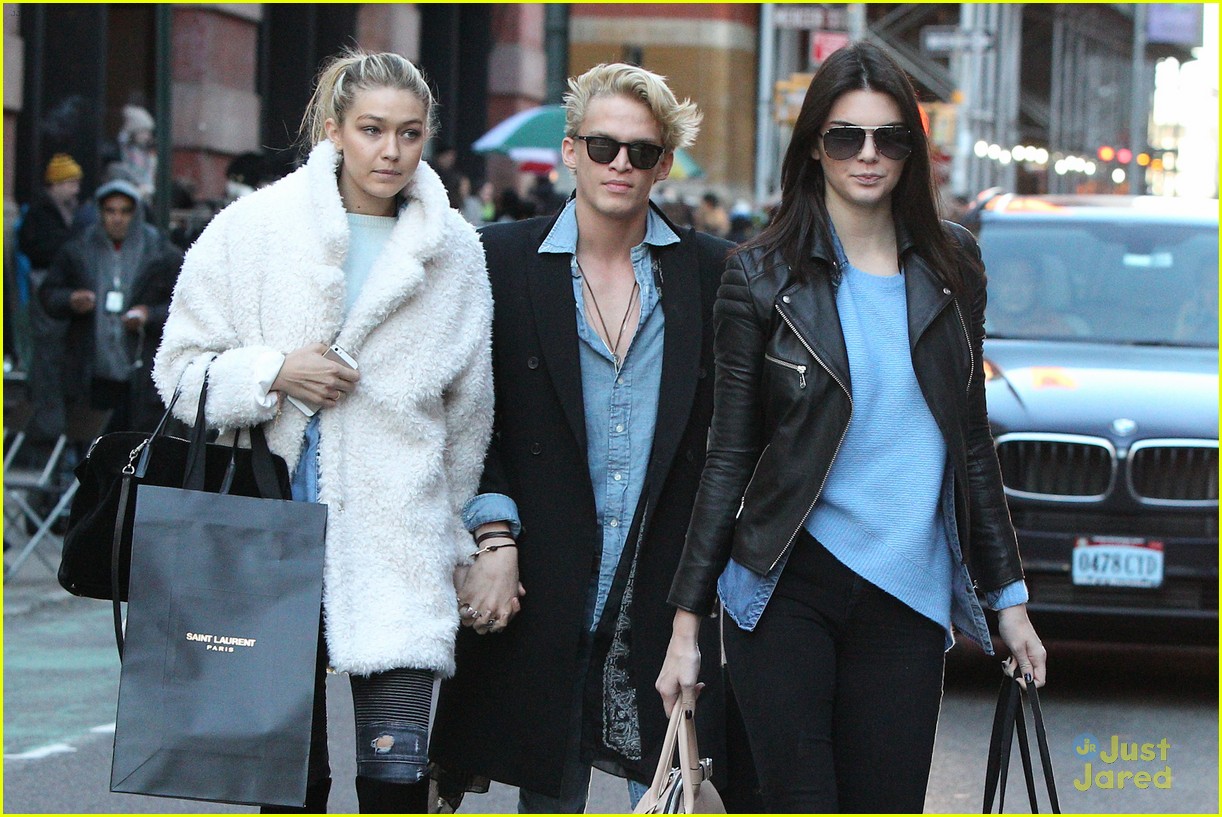 kendall jenner goes shoping in soho with gigi hadid cody simpson 18