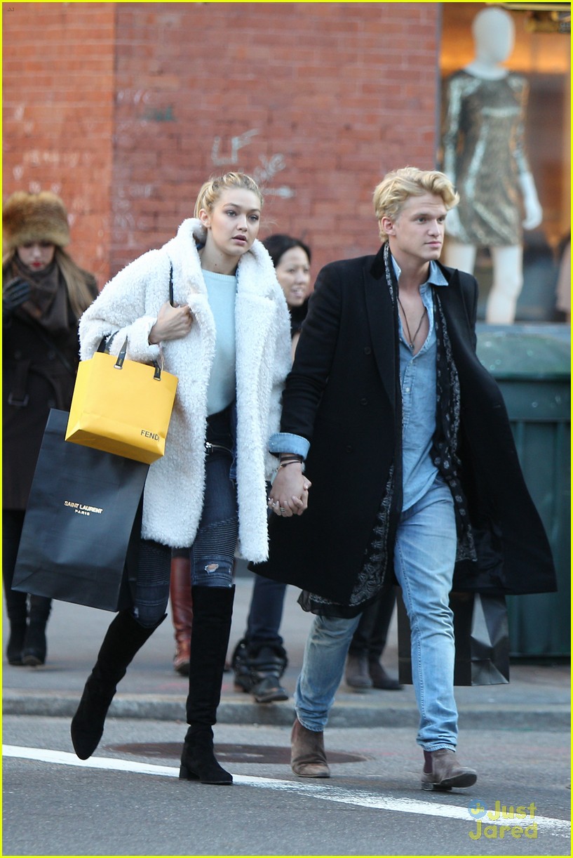 kendall jenner goes shoping in soho with gigi hadid cody simpson 20