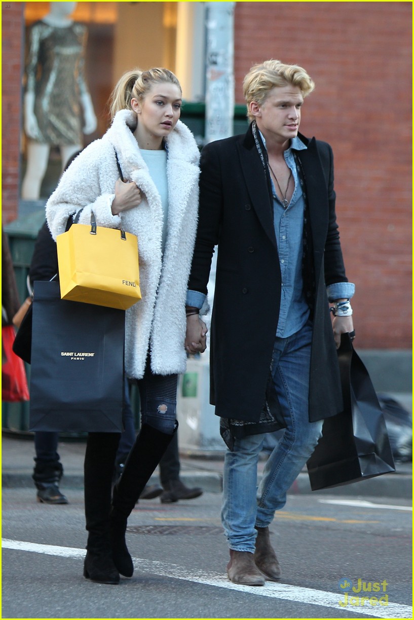 kendall jenner goes shoping in soho with gigi hadid cody simpson 21