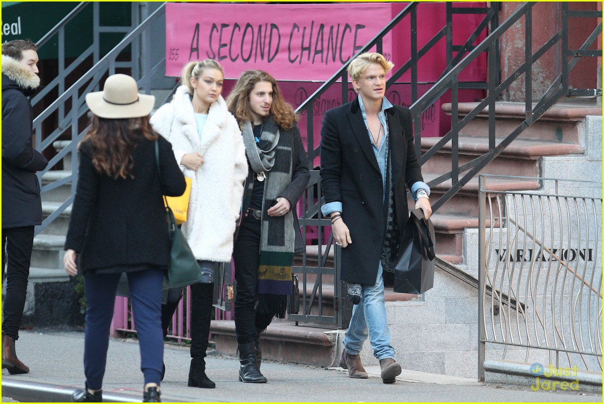 kendall jenner goes shoping in soho with gigi hadid cody simpson 25