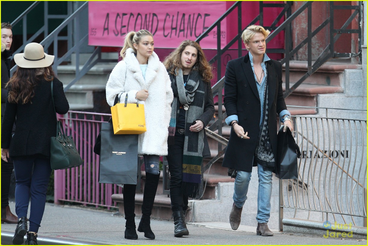 kendall jenner goes shoping in soho with gigi hadid cody simpson 26