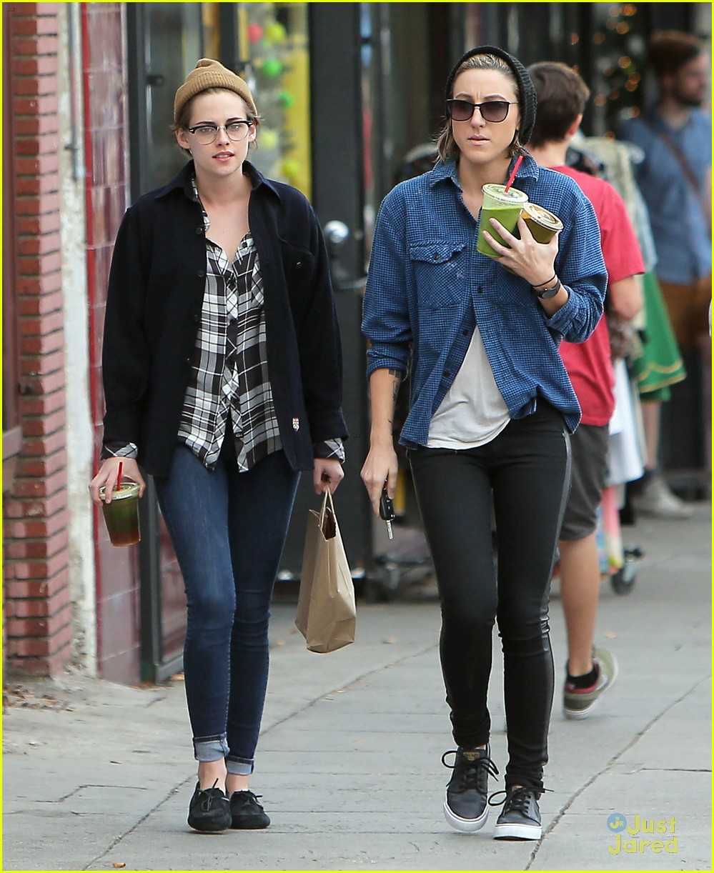 kristen stewart spends christmas eve with bff alicia cargile 01