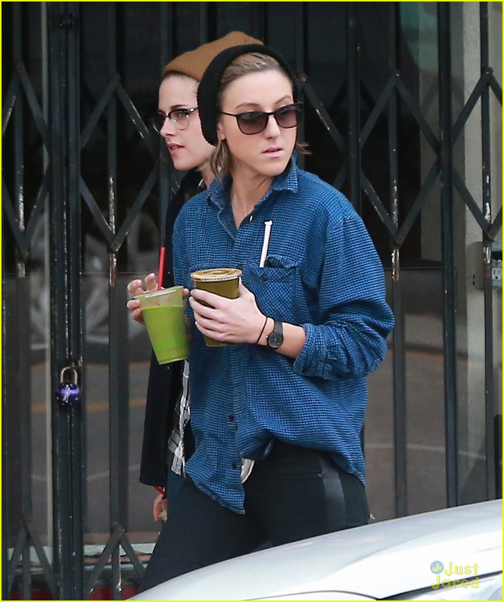 kristen stewart spends christmas eve with bff alicia cargile 02
