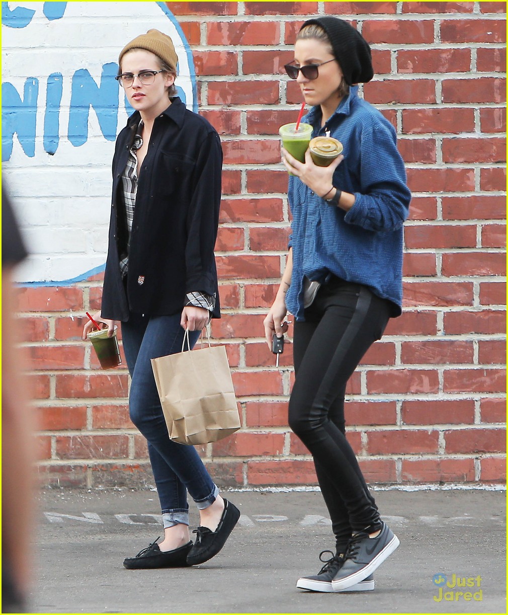 kristen stewart spends christmas eve with bff alicia cargile 05