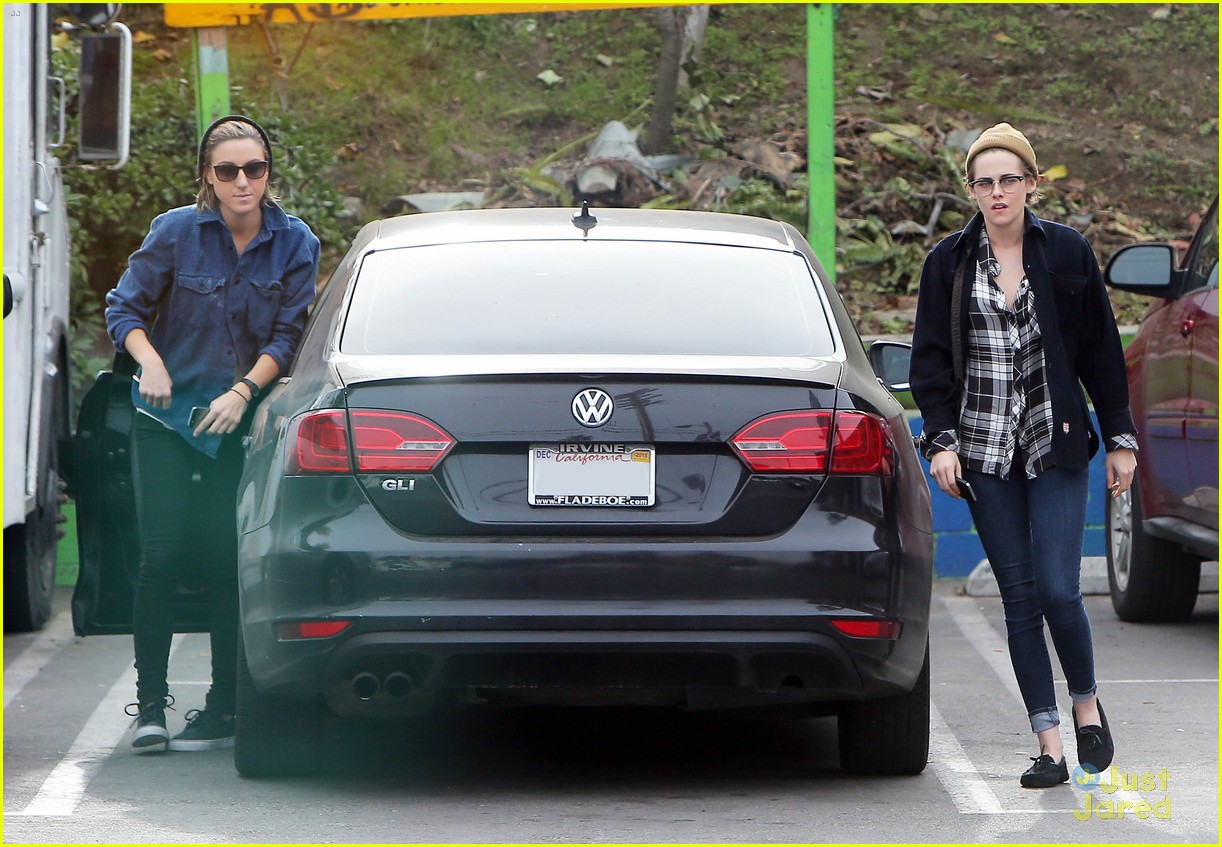 kristen stewart spends christmas eve with bff alicia cargile 06