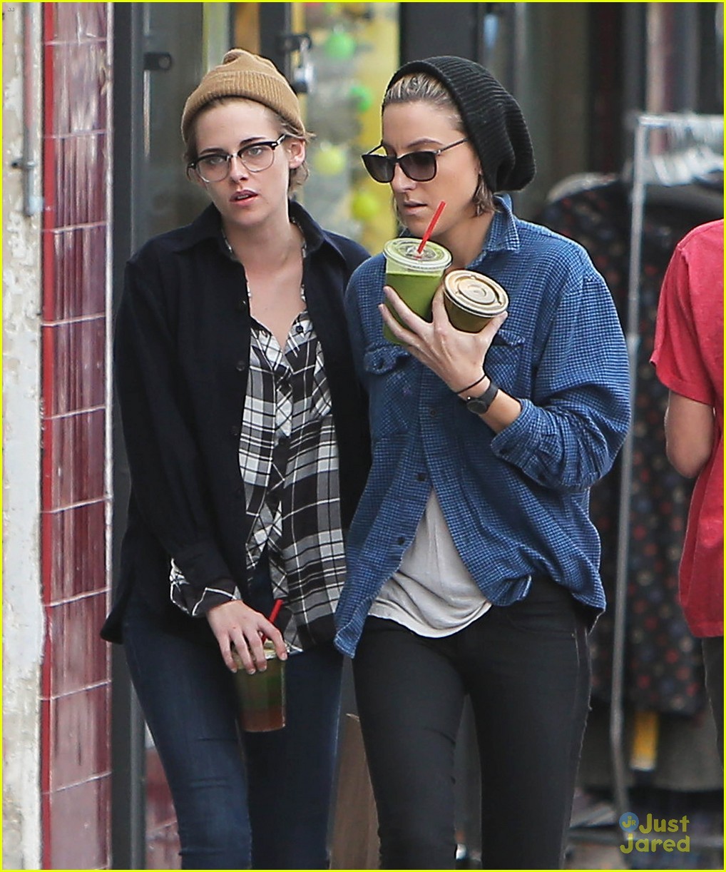 kristen stewart spends christmas eve with bff alicia cargile 07