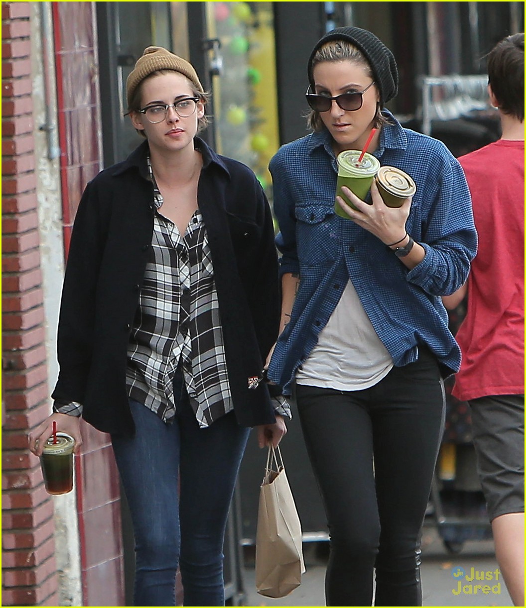 kristen stewart spends christmas eve with bff alicia cargile 08