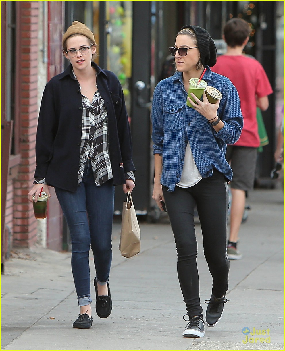 kristen stewart spends christmas eve with bff alicia cargile 11