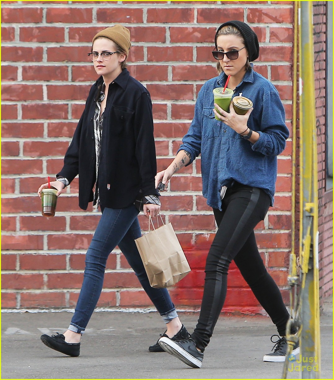 kristen stewart spends christmas eve with bff alicia cargile 13