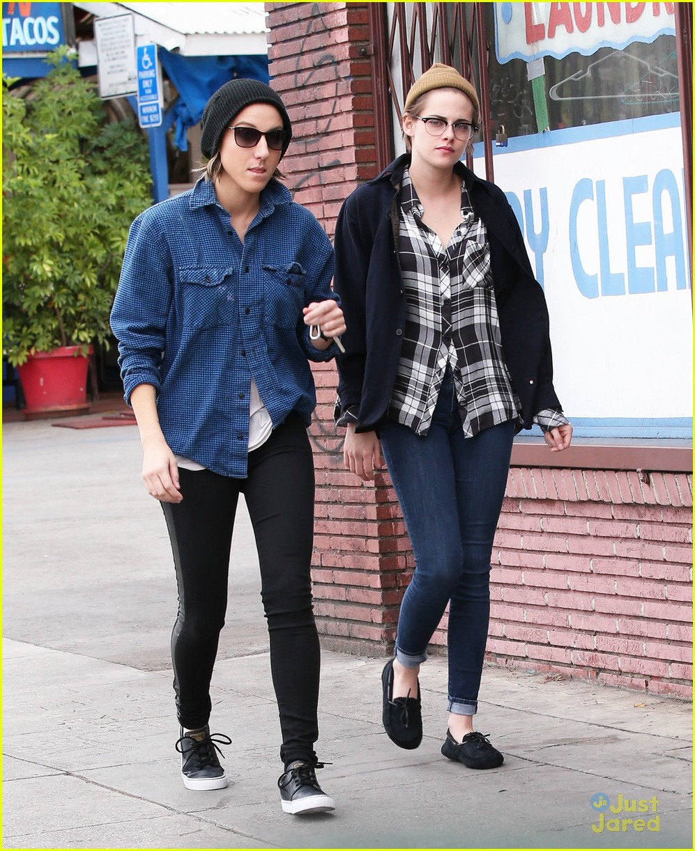 kristen stewart spends christmas eve with bff alicia cargile 15