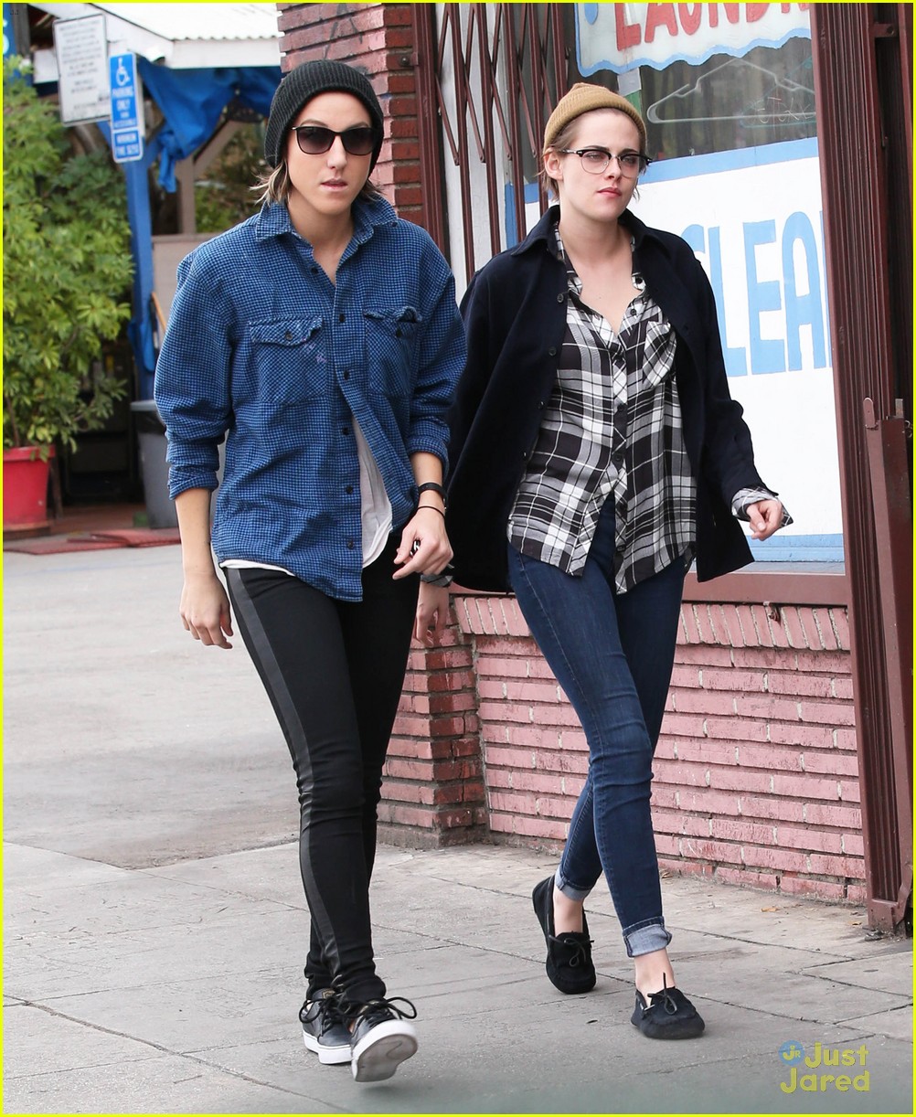 kristen stewart spends christmas eve with bff alicia cargile 16
