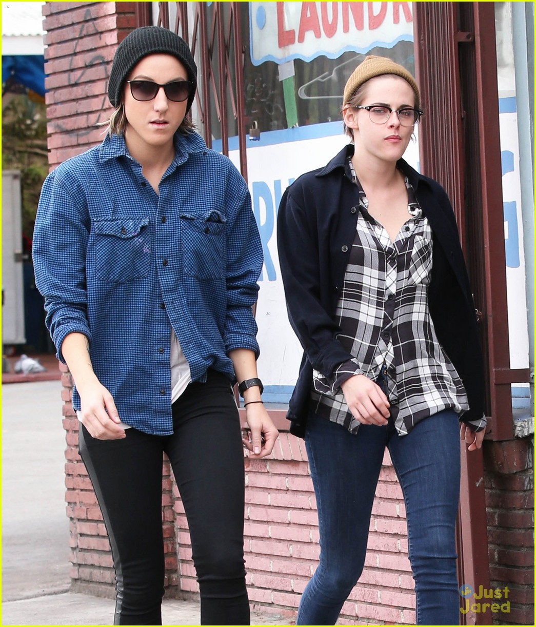 kristen stewart spends christmas eve with bff alicia cargile 17