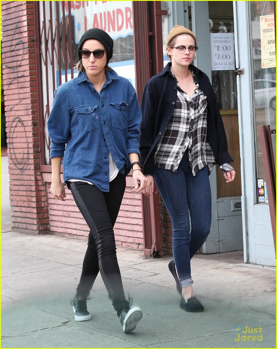 kristen stewart spends christmas eve with bff alicia cargile 19
