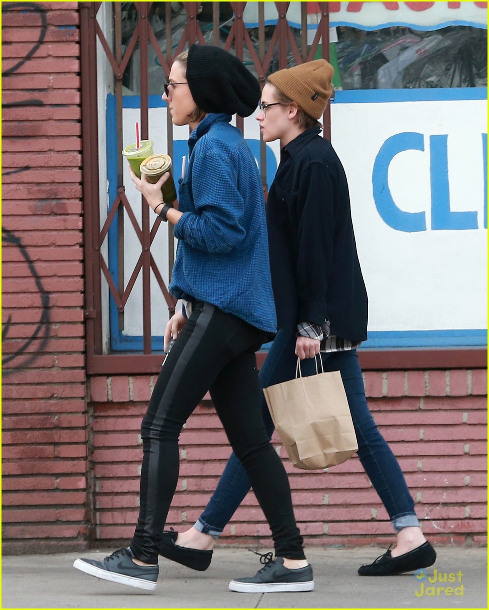 kristen stewart spends christmas eve with bff alicia cargile 29