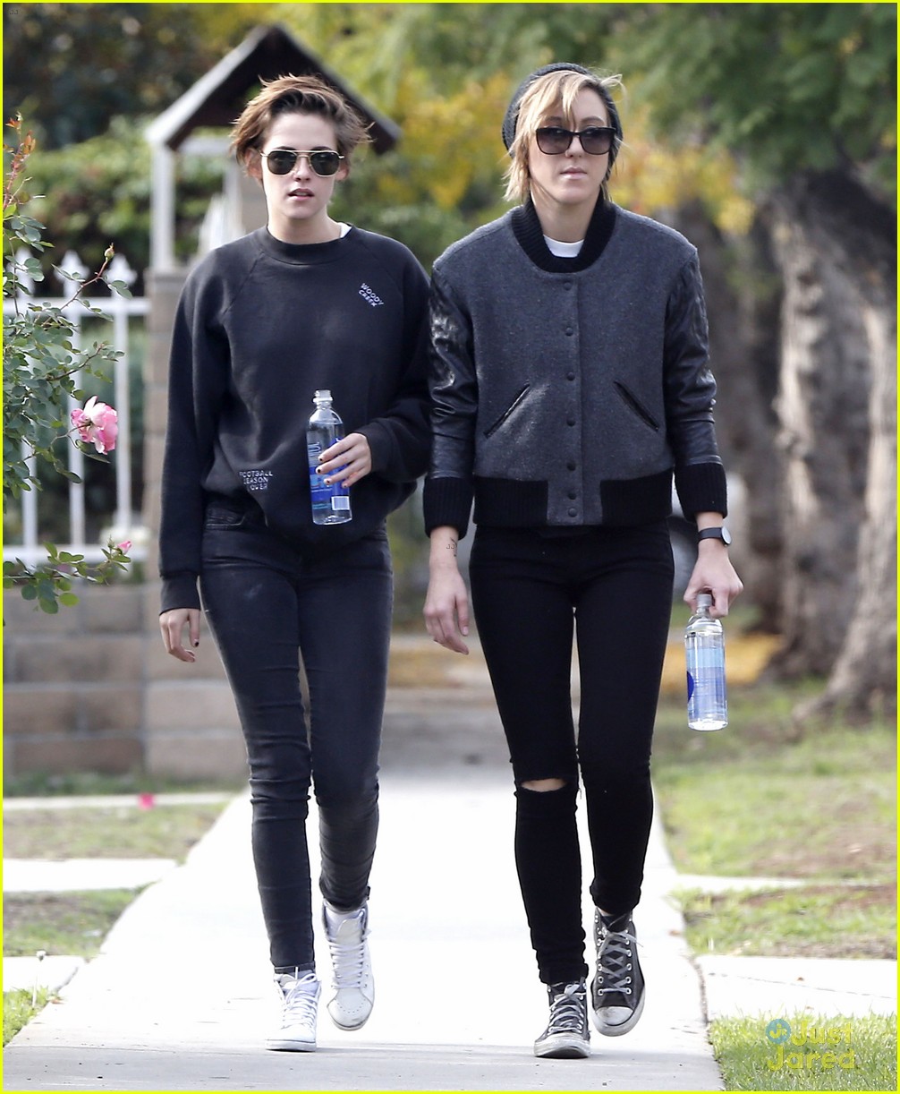 kristen stewart spends sunday smiling with bff alicia cargile 01