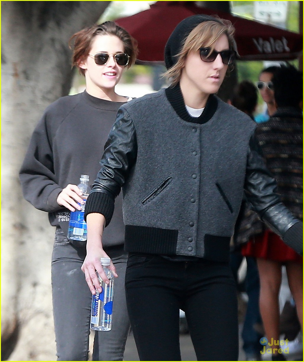 kristen stewart spends sunday smiling with bff alicia cargile 02