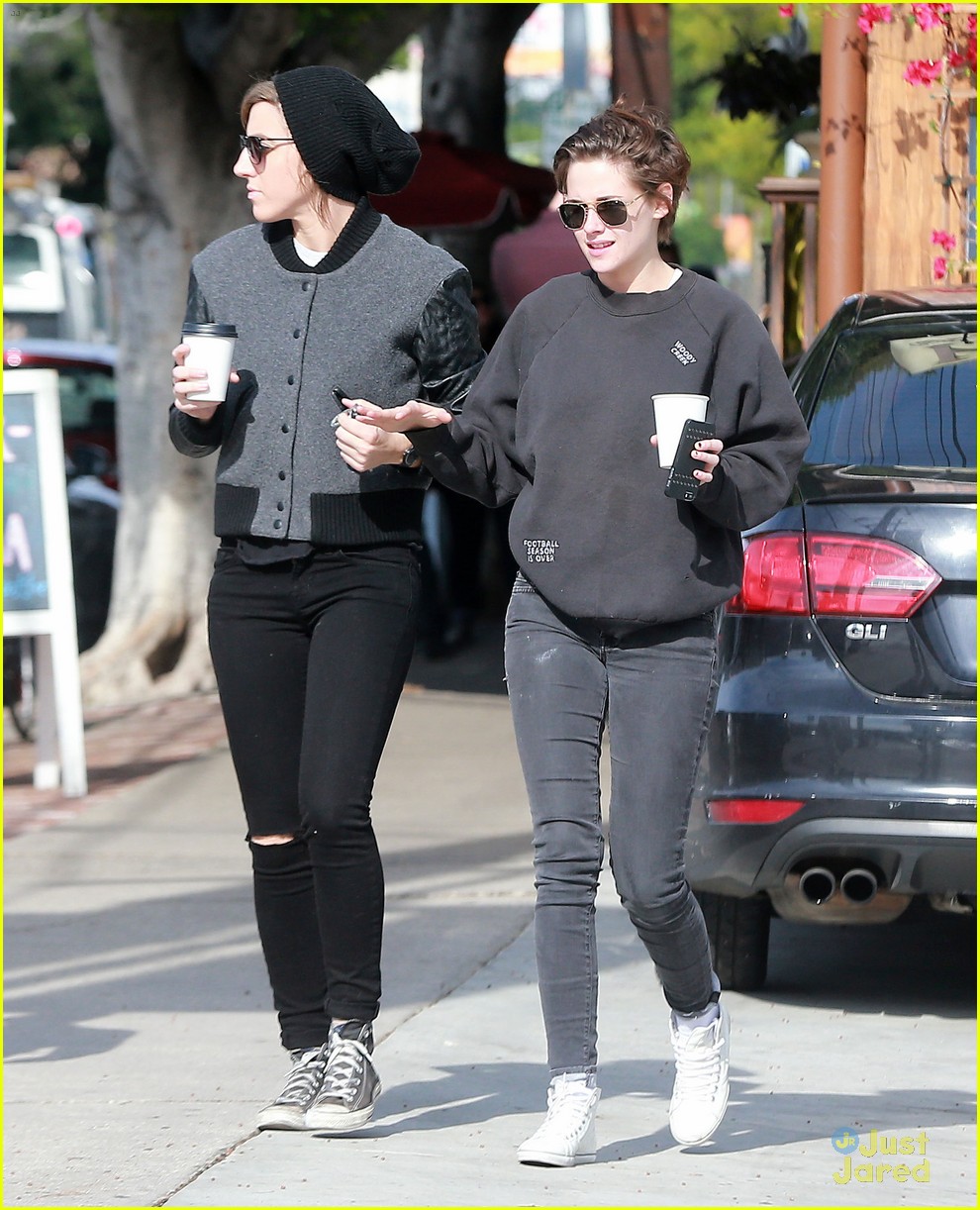kristen stewart spends sunday smiling with bff alicia cargile 05