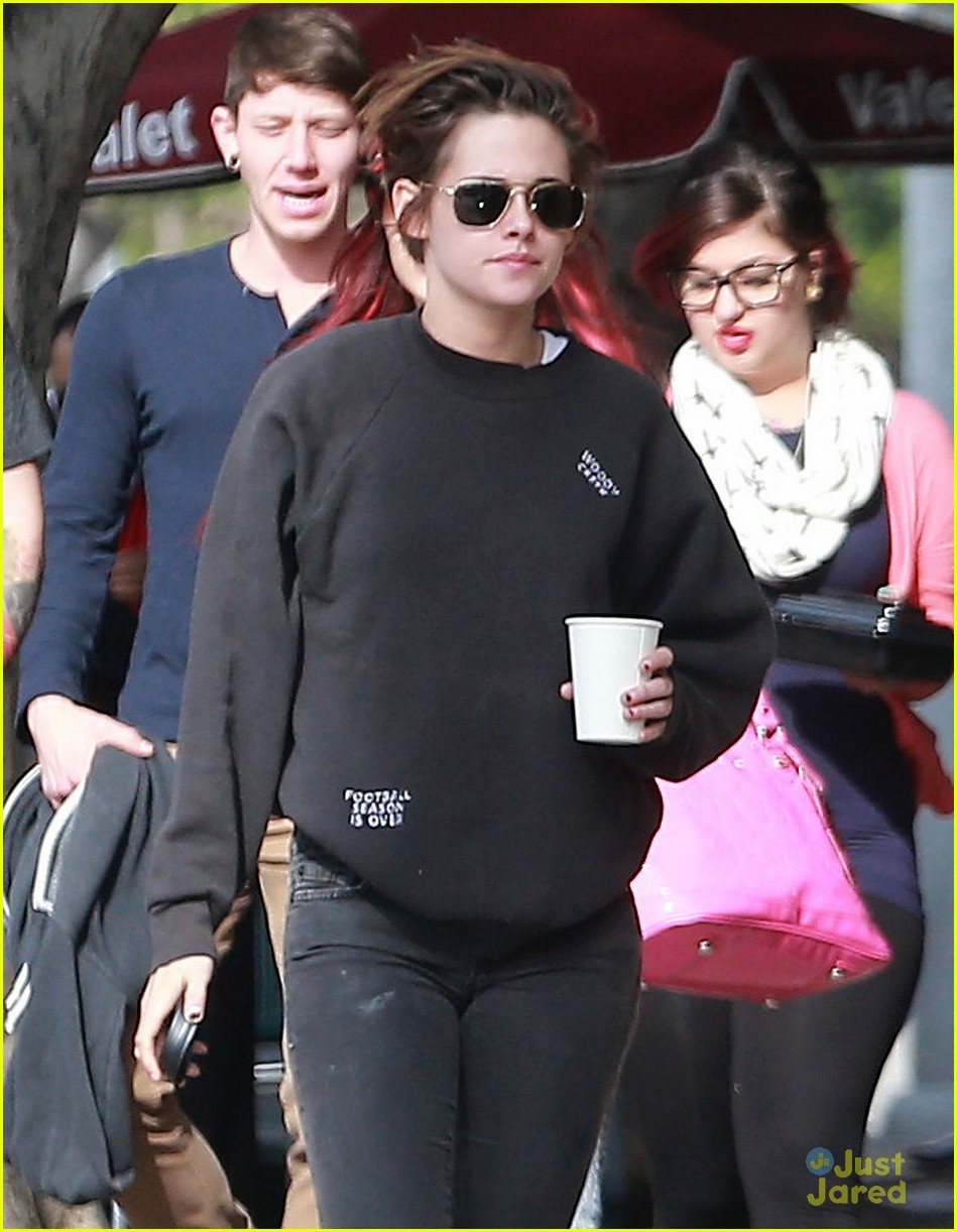 kristen stewart spends sunday smiling with bff alicia cargile 09
