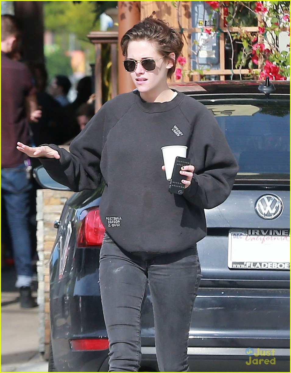 kristen stewart spends sunday smiling with bff alicia cargile 19
