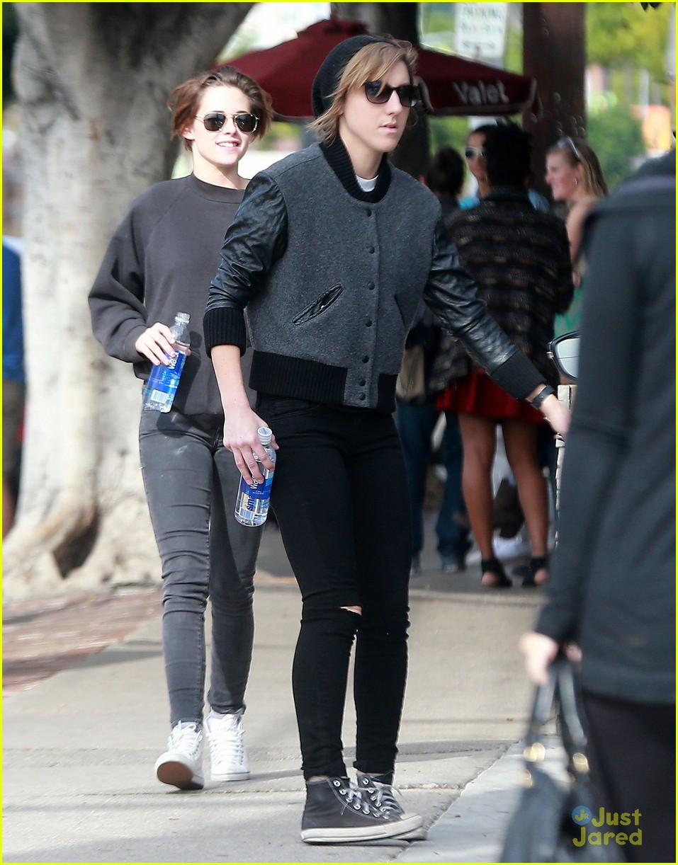kristen stewart spends sunday smiling with bff alicia cargile 20