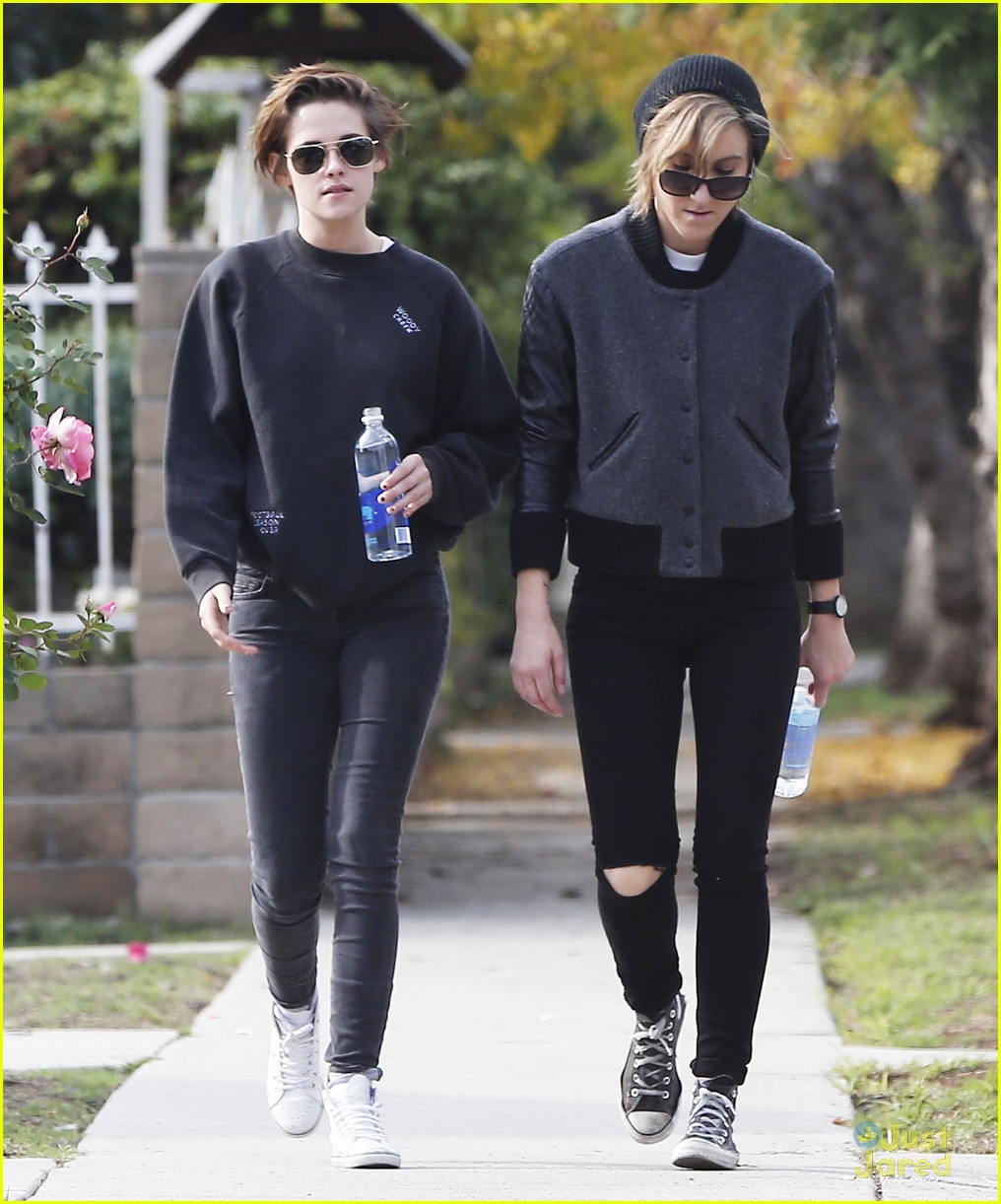 kristen stewart spends sunday smiling with bff alicia cargile 25