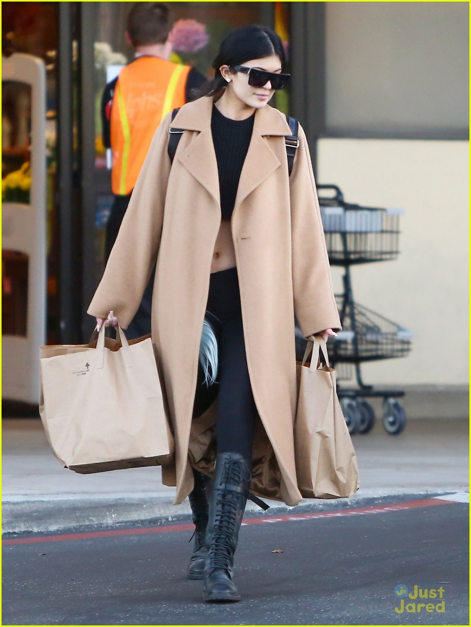kylie jenner bares her midriff for some grocery shopping 01
