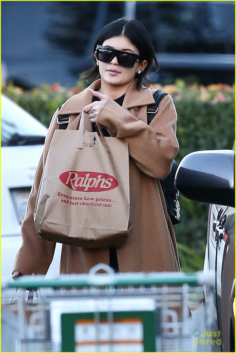 kylie jenner bares her midriff for some grocery shopping 02