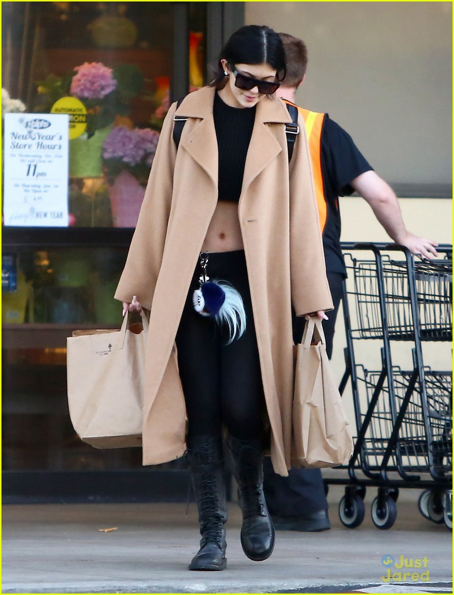 kylie jenner bares her midriff for some grocery shopping 05