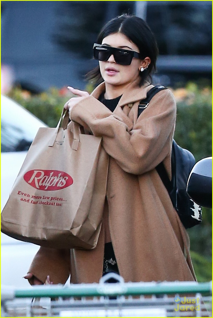 kylie jenner bares her midriff for some grocery shopping 06