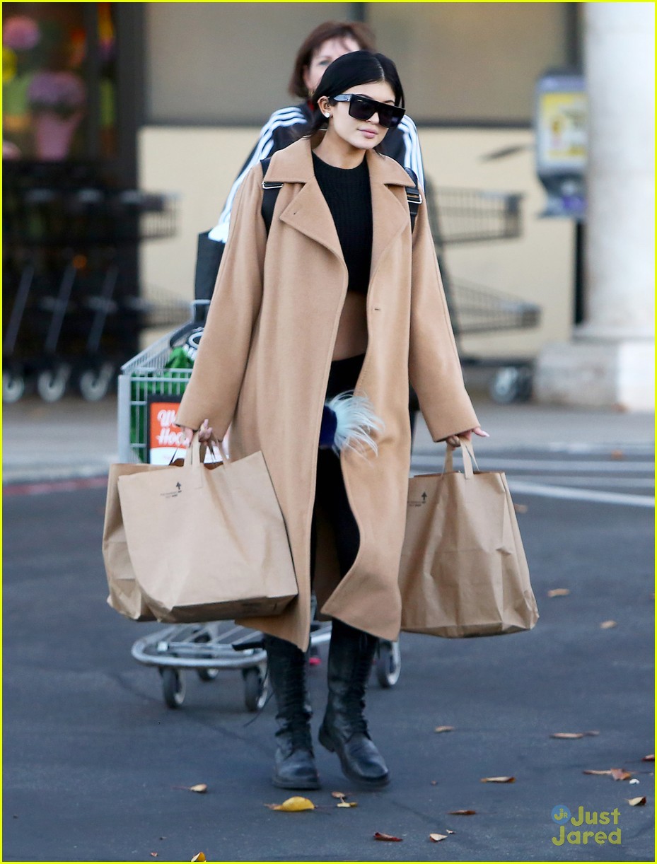 kylie jenner bares her midriff for some grocery shopping 11