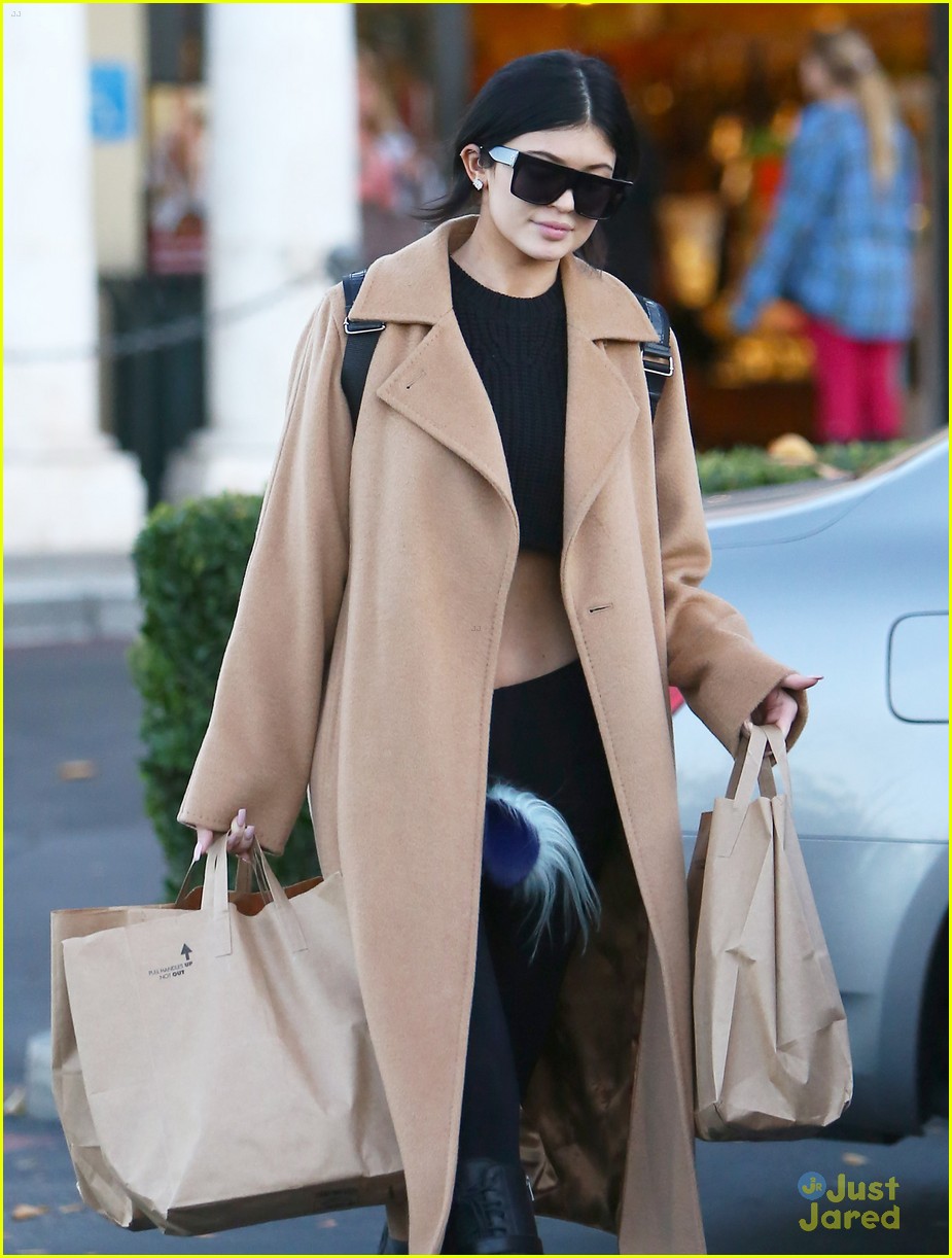 kylie jenner bares her midriff for some grocery shopping 12