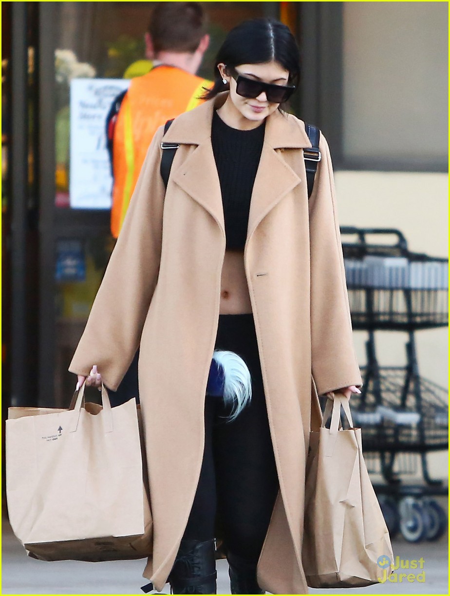 kylie jenner bares her midriff for some grocery shopping 13