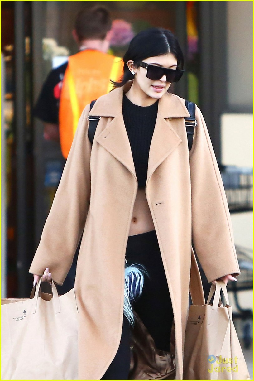 kylie jenner bares her midriff for some grocery shopping 16