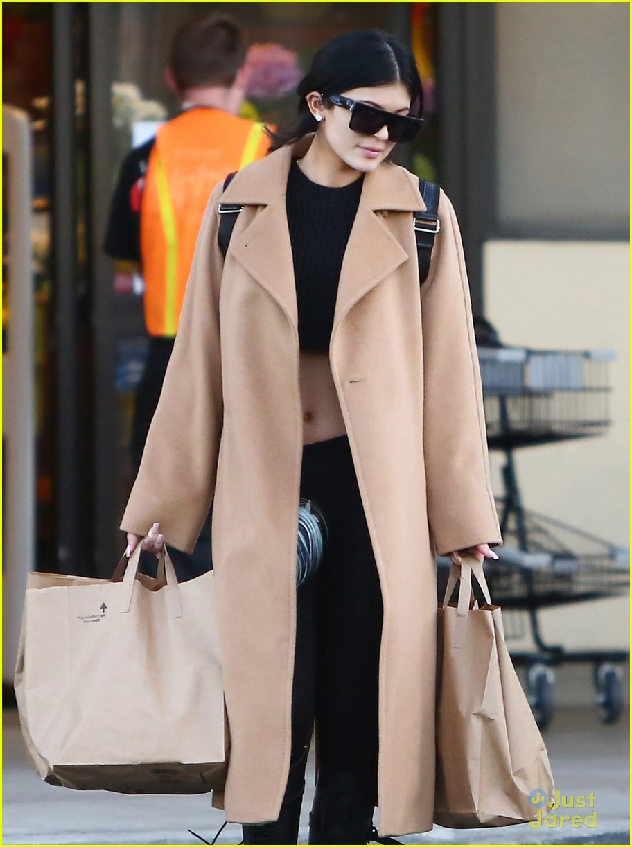kylie jenner bares her midriff for some grocery shopping 17