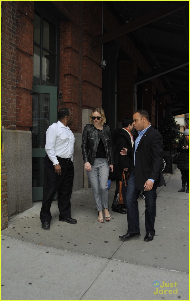 jennifer lawrence gets protection from another bodyguard 01