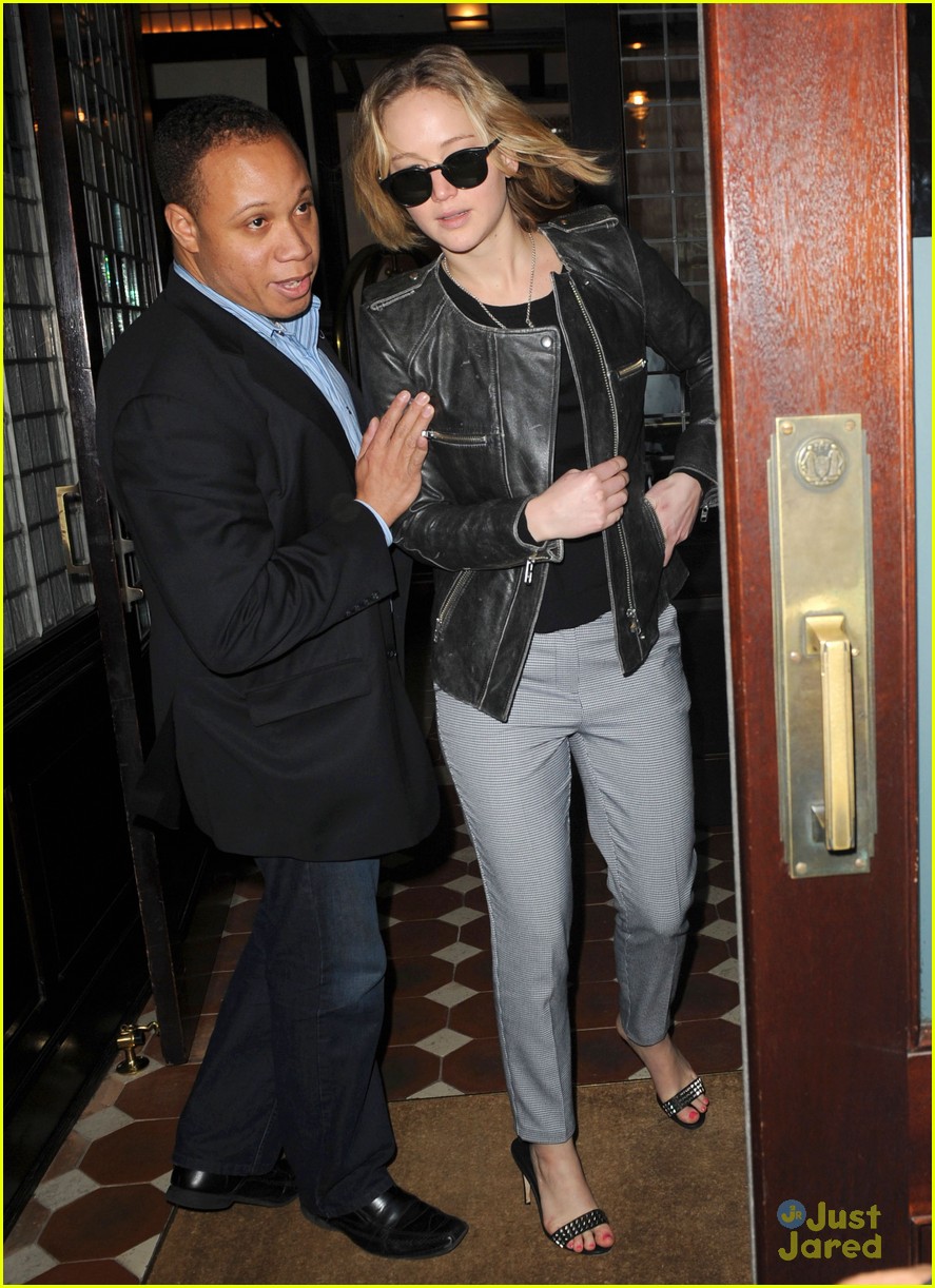 jennifer lawrence gets protection from another bodyguard 06