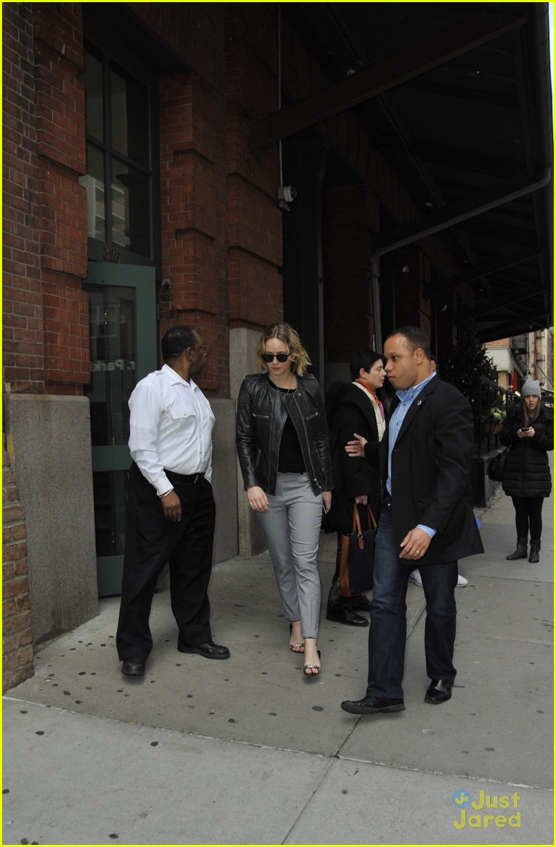 jennifer lawrence gets protection from another bodyguard 07