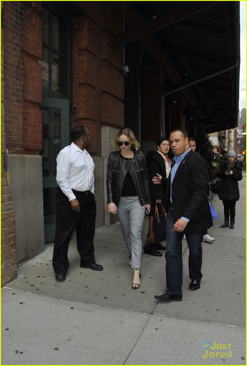 jennifer lawrence gets protection from another bodyguard 08