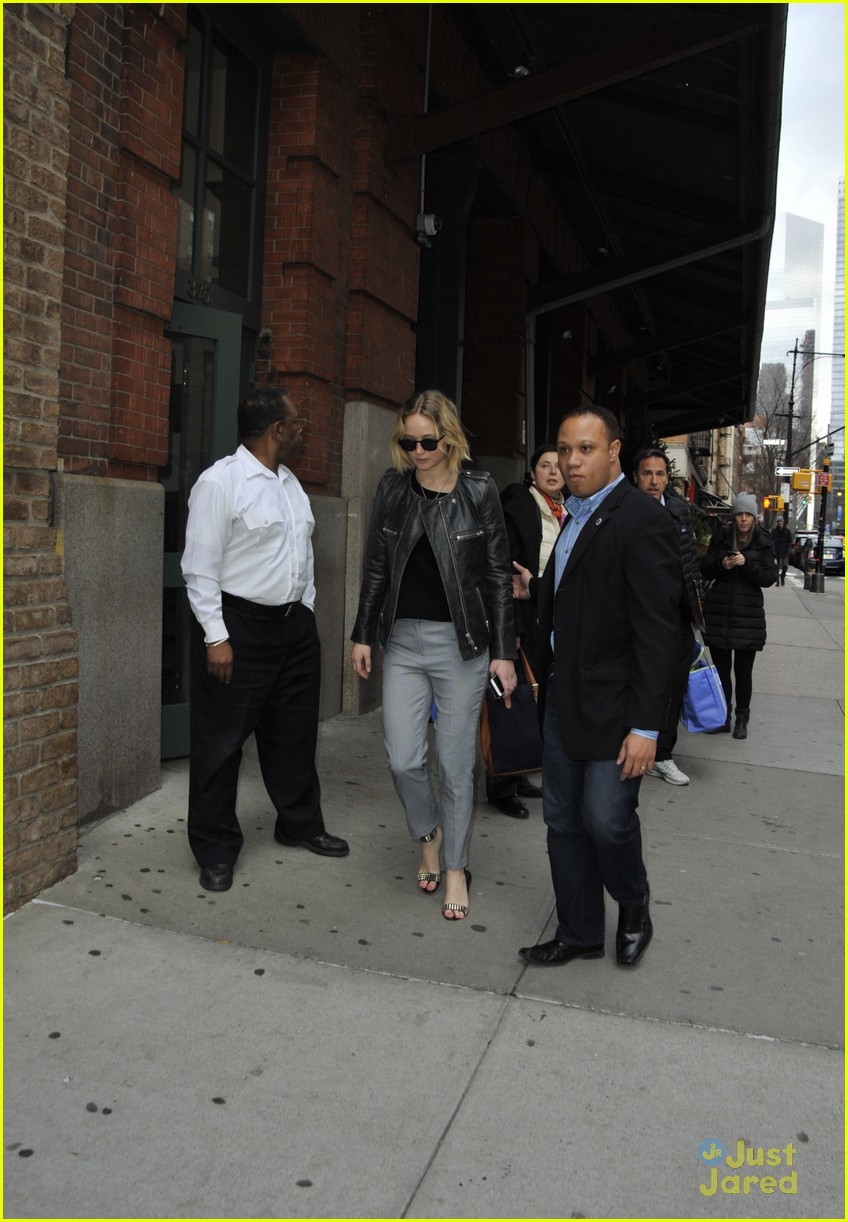 jennifer lawrence gets protection from another bodyguard 10
