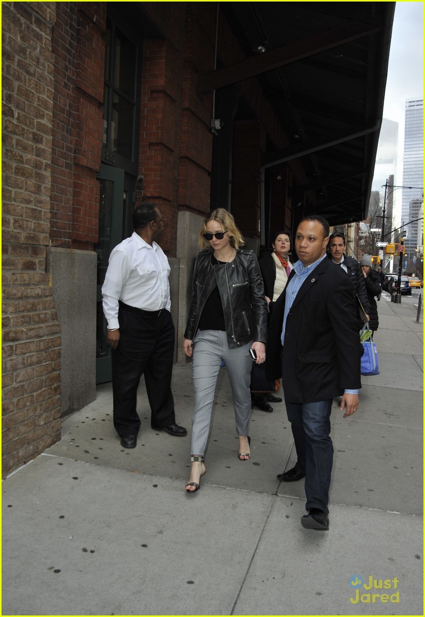 jennifer lawrence gets protection from another bodyguard 11