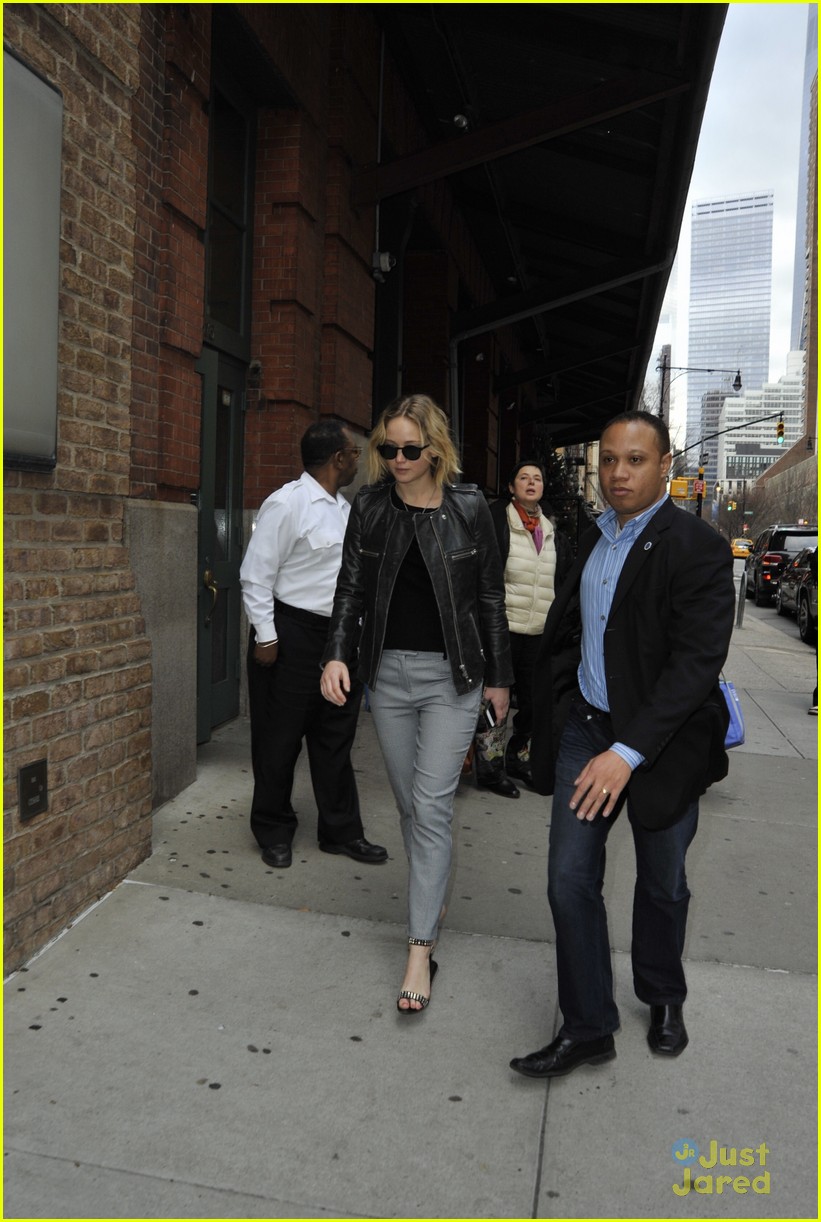 jennifer lawrence gets protection from another bodyguard 13