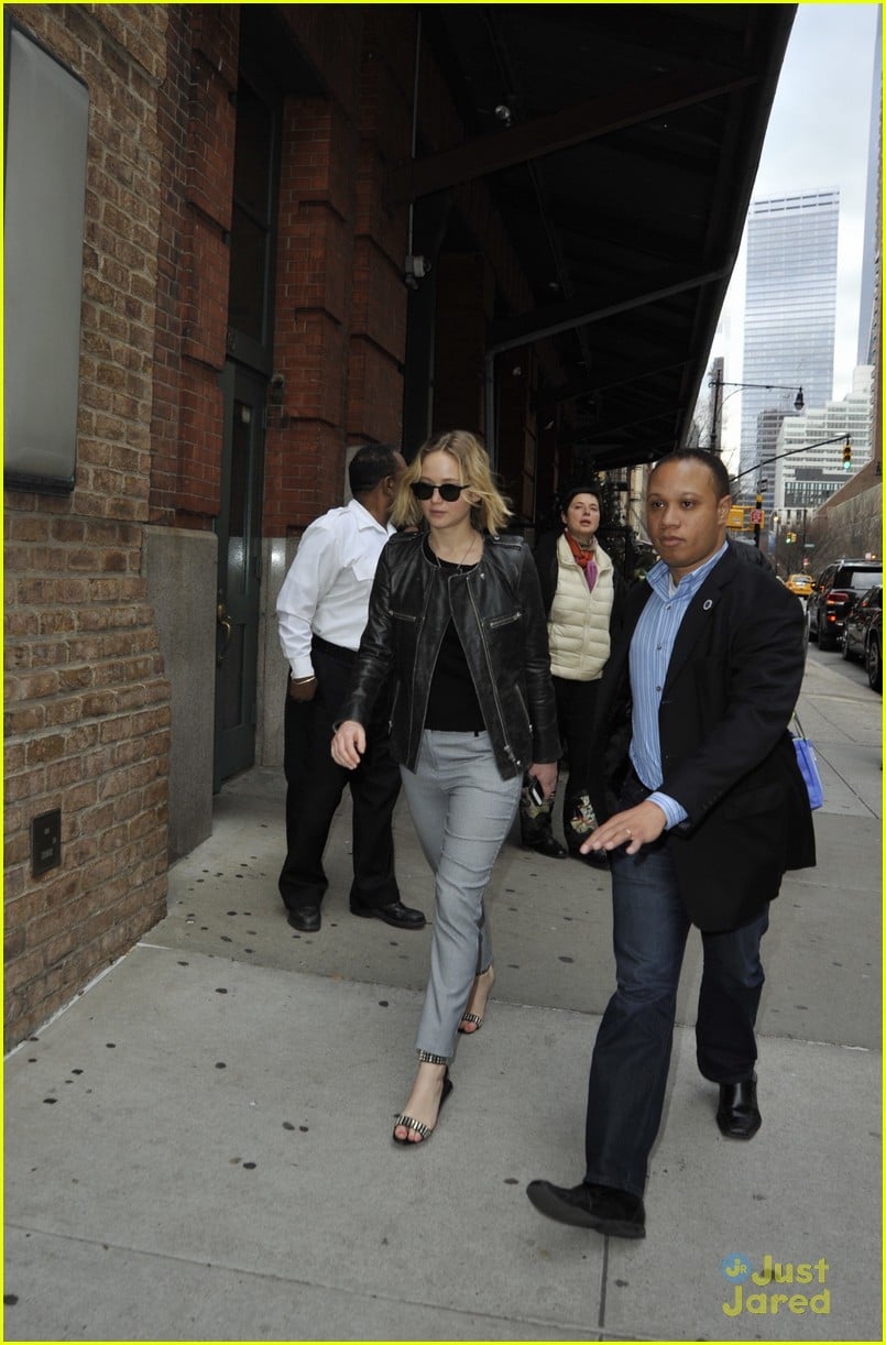 jennifer lawrence gets protection from another bodyguard 14