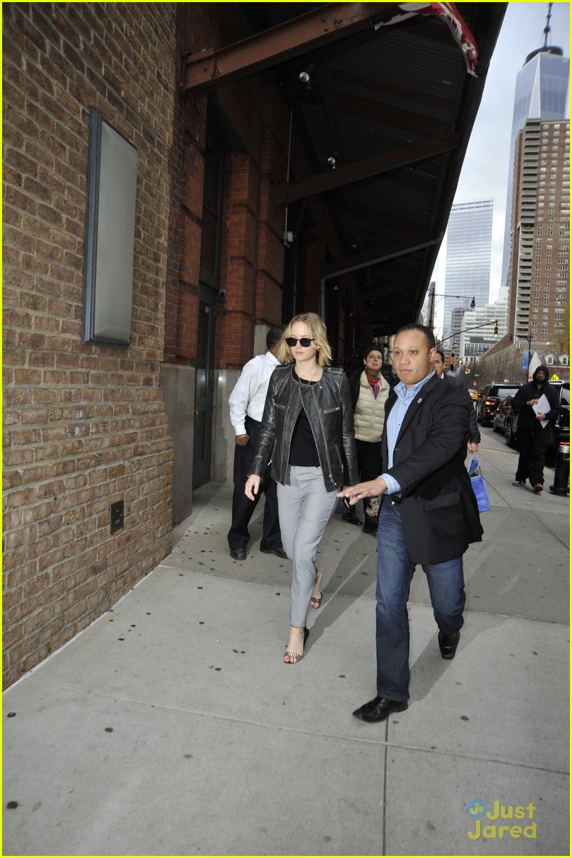 jennifer lawrence gets protection from another bodyguard 15