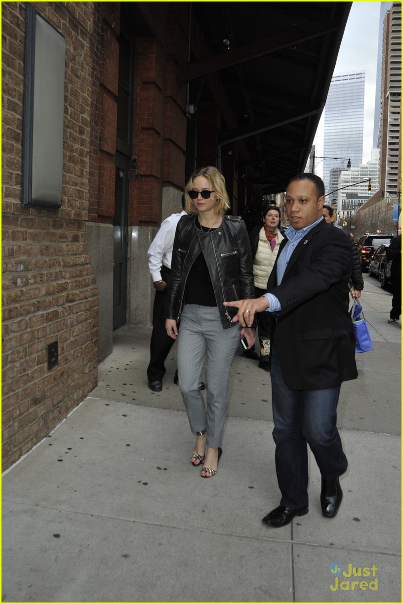 jennifer lawrence gets protection from another bodyguard 16