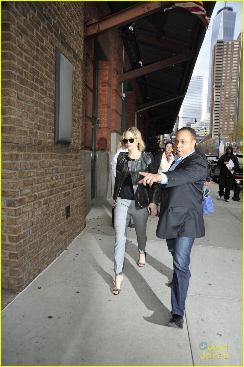 jennifer lawrence gets protection from another bodyguard 17