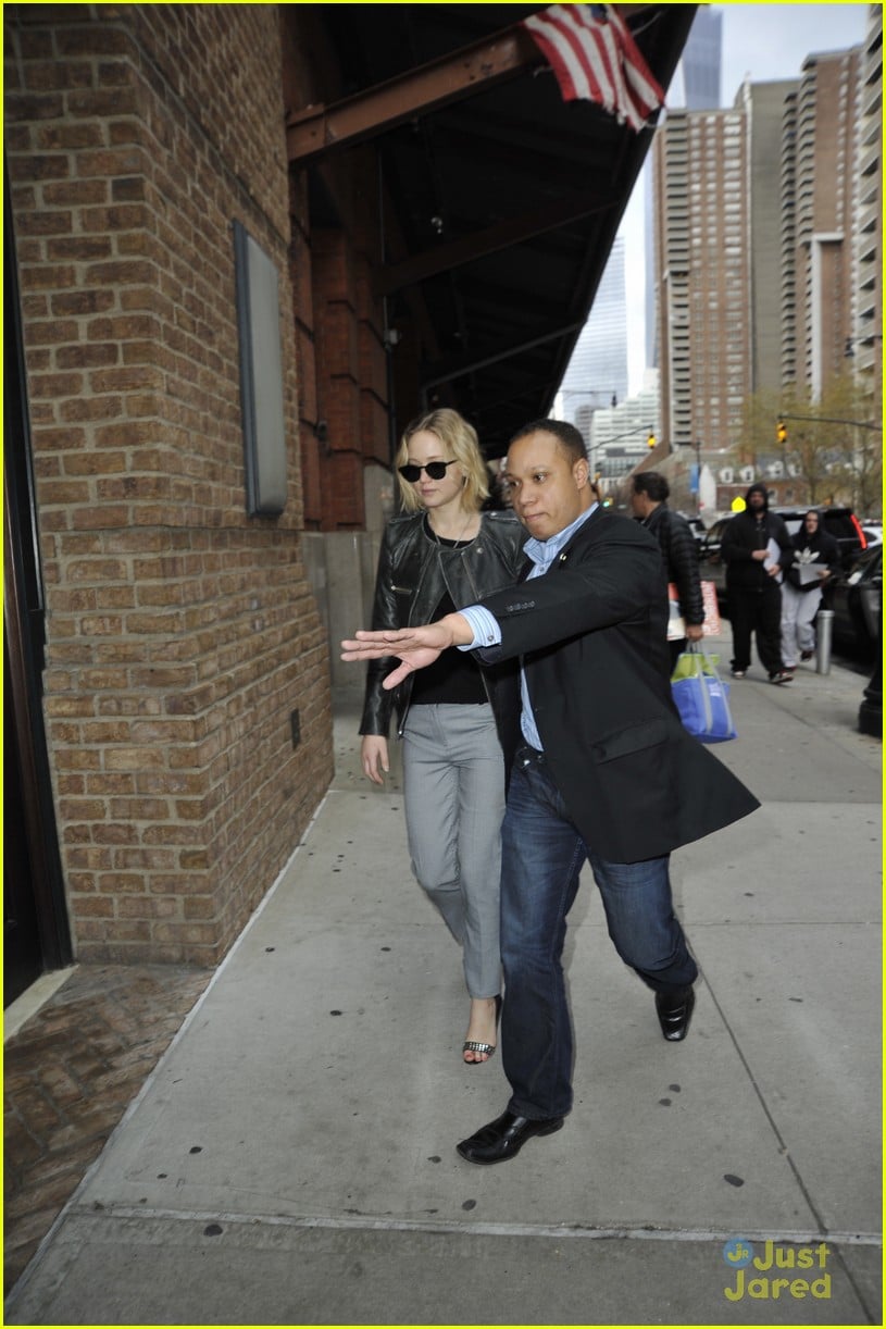 jennifer lawrence gets protection from another bodyguard 18