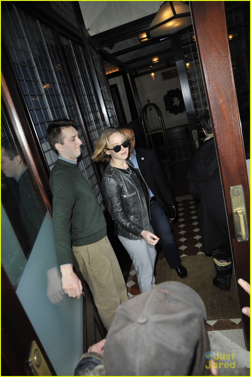 jennifer lawrence gets protection from another bodyguard 21
