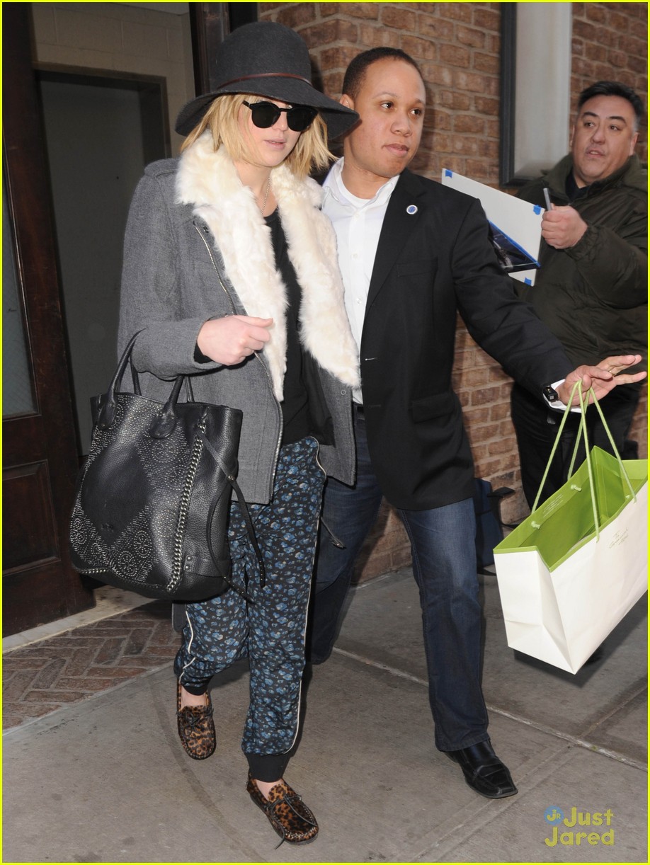 jennifer lawrence steps out in nyc 09