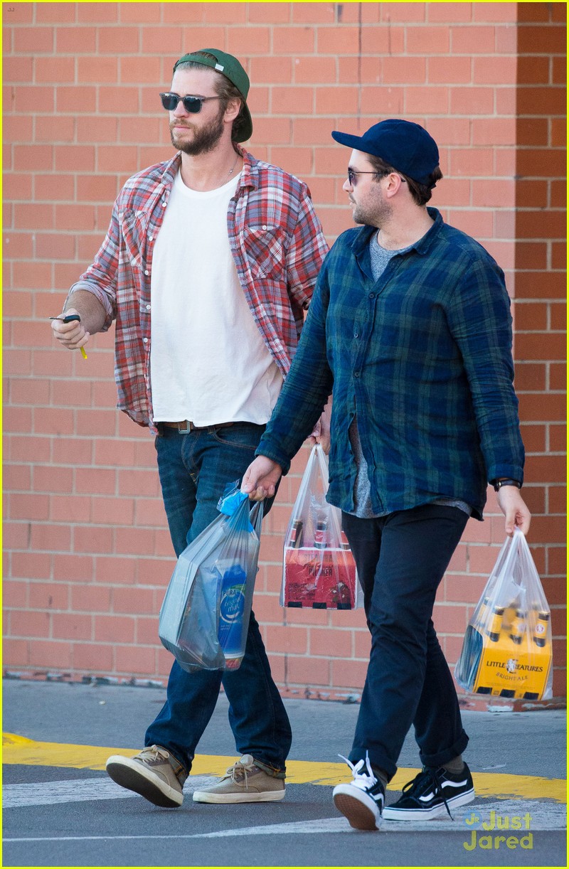 liam hemsworth picks up beer with his buddy in australia 01