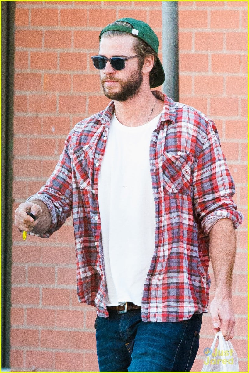 liam hemsworth picks up beer with his buddy in australia 02